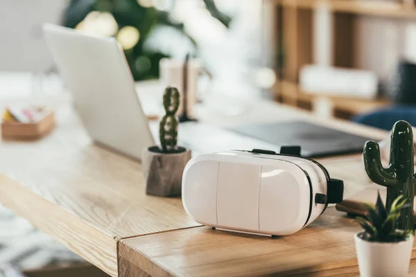 Auriculares de realidad virtual en la mesa - foto de stock