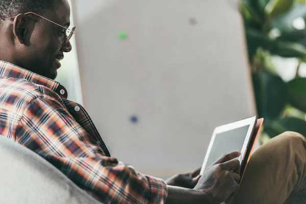 Homme afro-américain avec tablette numérique — Photo de stock