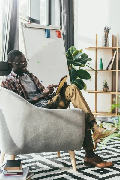 Homem americano africano com tablet digital — Fotografia de Stock