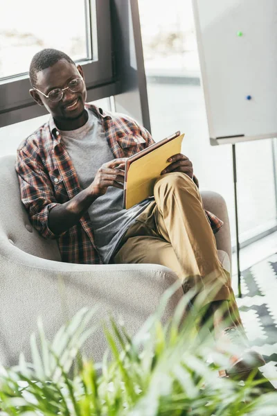 Homme afro-américain avec tablette numérique — Photo de stock