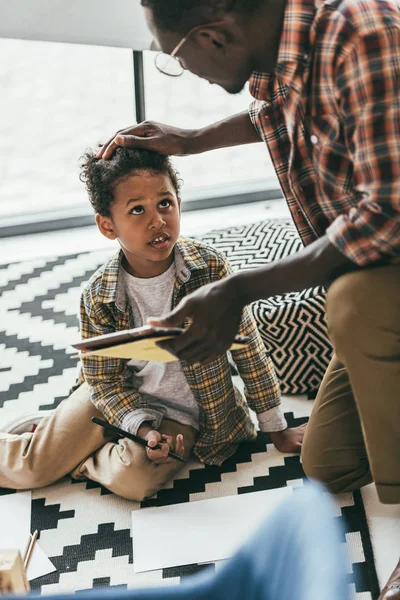 Padre e hijo con tableta digital - foto de stock