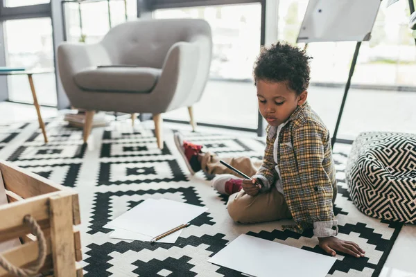 Africano americano niño dibujo en piso - foto de stock