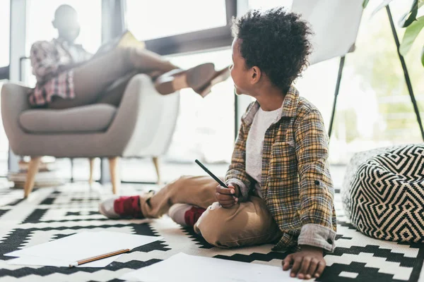 Child drawing in office — Stock Photo