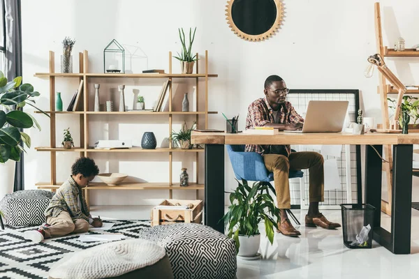 Afroamericano padre e hijo en el cargo — Stock Photo