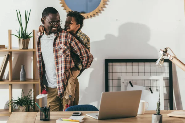 Feliz padre e hijo en el cargo - foto de stock