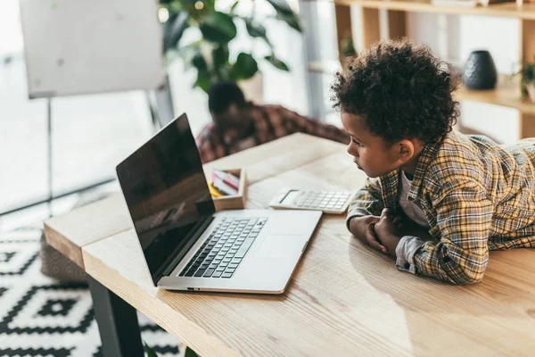 Niño afroamericano usando laptop - foto de stock