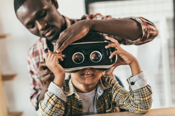 Padre e hijo con auriculares VR - foto de stock