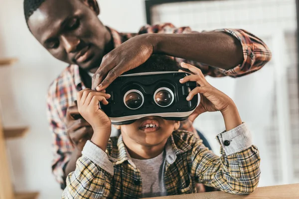 Père et fils avec casque VR — Photo de stock