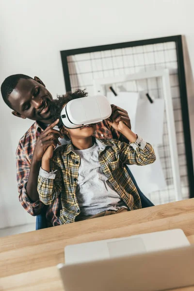 Padre e hijo con auriculares VR - foto de stock