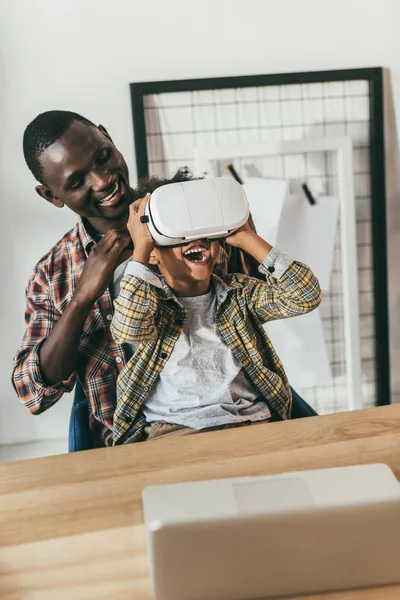 Pai e filho com fone de ouvido VR — Fotografia de Stock