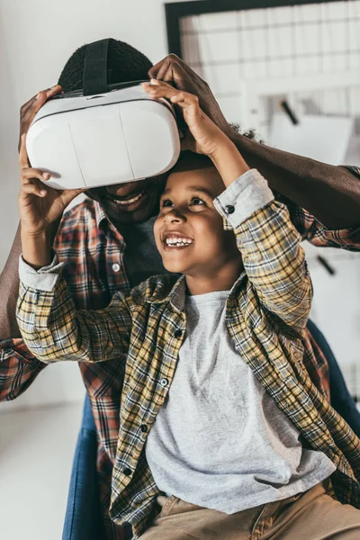 Père et fils avec casque VR — Photo de stock