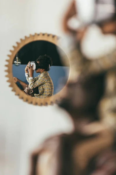 Padre e hijo con auriculares VR - foto de stock