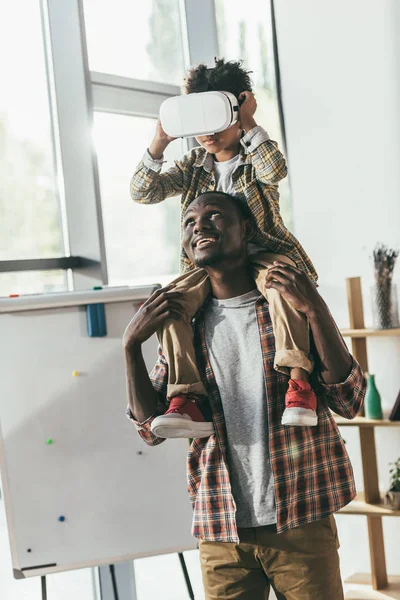 Père et fils avec casque VR — Photo de stock