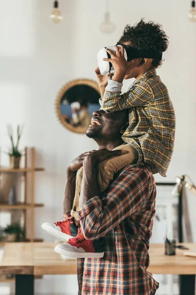 Père et fils avec casque VR — Photo de stock