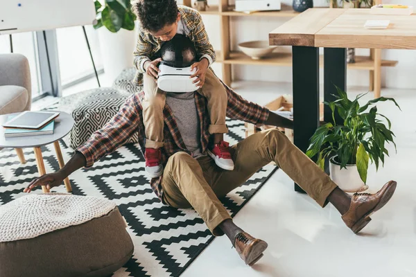 Vater und Sohn mit vr-Headset — Stockfoto