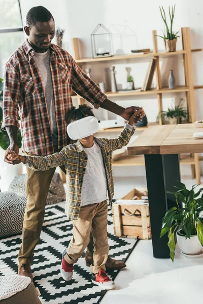 Pai e filho com fone de ouvido VR — Fotografia de Stock