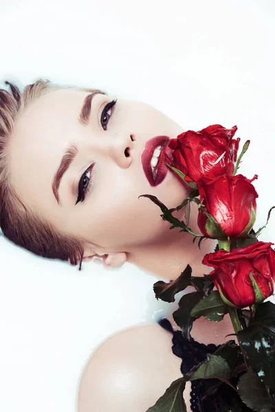 Donna con rose rosse — Foto stock