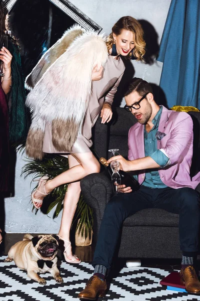 Jeune couple sur la fête — Photo de stock