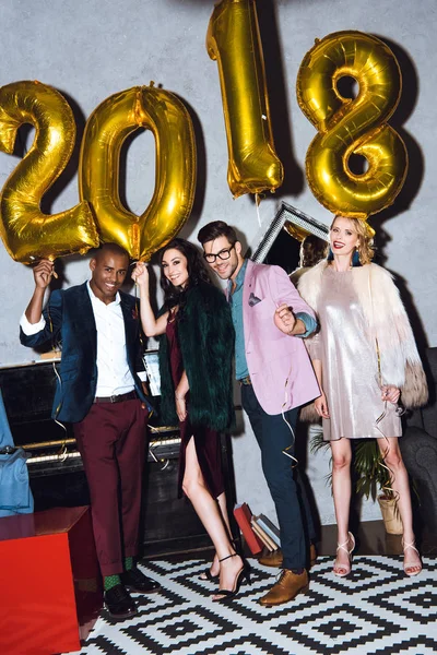 Amigos celebrando el Año Nuevo - foto de stock