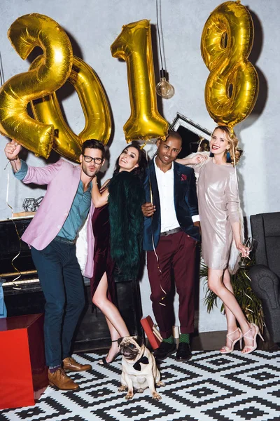 Amigos celebrando el Año Nuevo - foto de stock