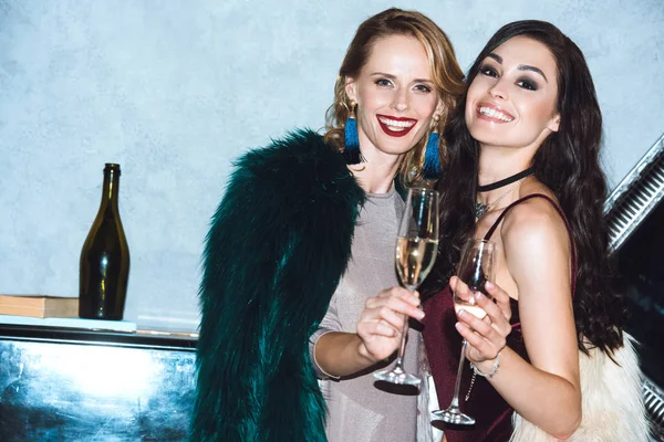 Женщины в бокалах для шампанского — стоковое фото