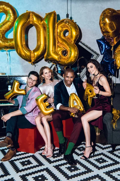 Amigos celebrando el Año Nuevo - foto de stock