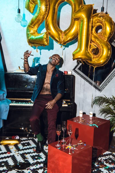 Borracho hombre en la fiesta de año nuevo — Stock Photo