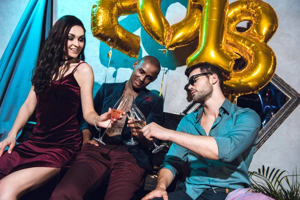 Amigos celebrando el Año Nuevo - foto de stock