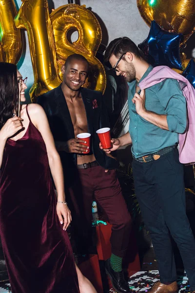 Amigos celebrando el Año Nuevo - foto de stock