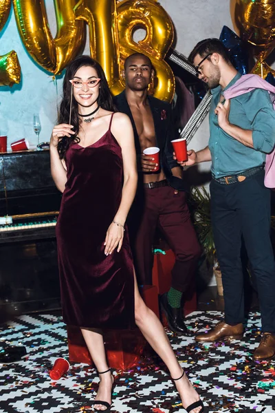 Amigos celebrando el Año Nuevo - foto de stock