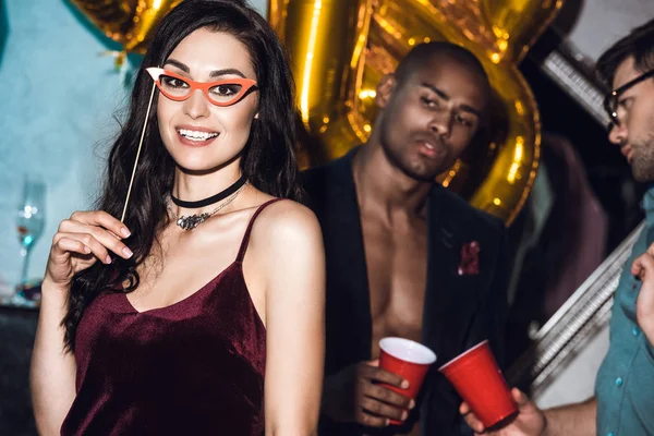 Amigos celebrando el Año Nuevo - foto de stock