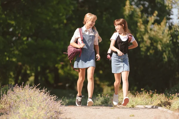 Les adolescents marchent dans le parc — Photo de stock