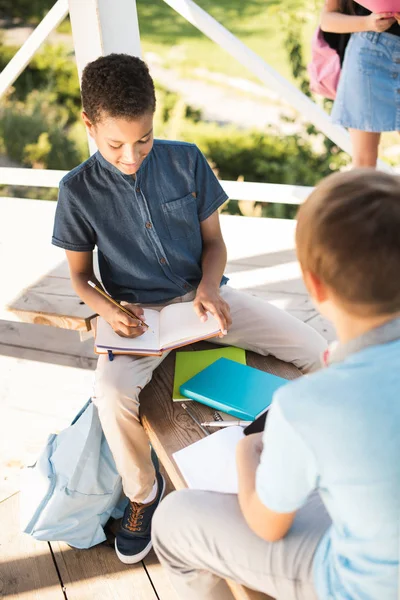 Meninos multiétnicos estudando juntos — Fotografia de Stock