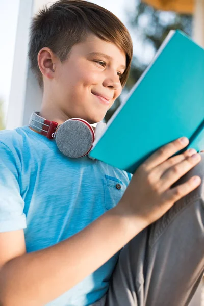 Teenager reading book — Stock Photo