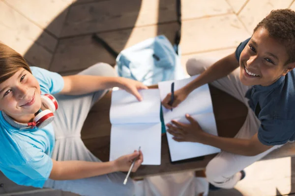 Chicos multiétnicos estudiando juntos - foto de stock