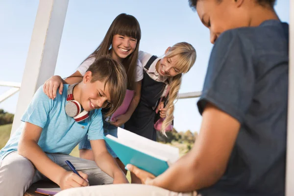 Adolescentes multiétnicos estudiando juntos - foto de stock