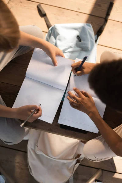 Ragazzi che studiano in panchina — Foto stock