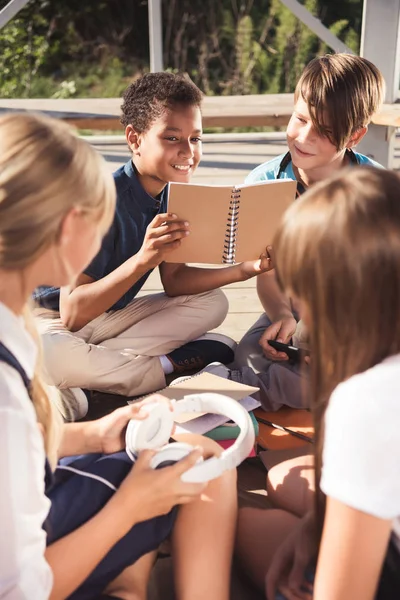 Adolescents multiethniques passent du temps ensemble — Photo de stock