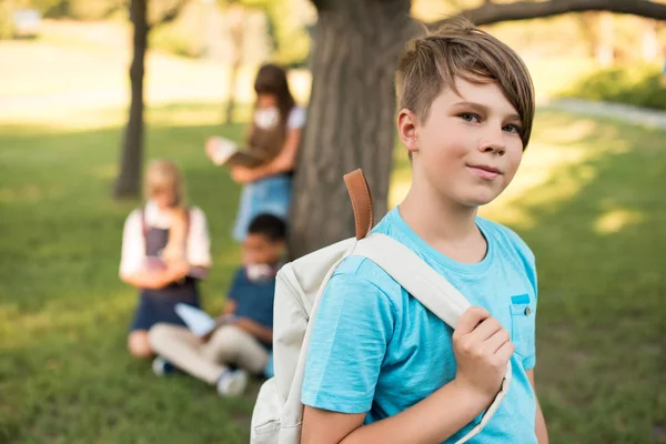 Menino adolescente com mochila — Fotografia de Stock