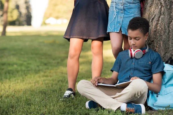 Ragazzo africano americano che studia nel parco — Foto stock