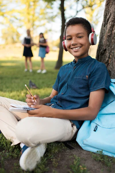 Ragazzo africano americano che studia nel parco — Foto stock