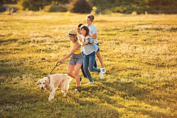 Adolescentes con perro en parque — Stock Photo