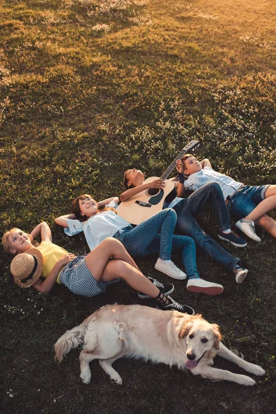 Multiethnic teenagers with guitar — Stock Photo