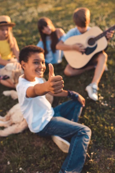 Adolescent montrant pouce vers le haut — Photo de stock