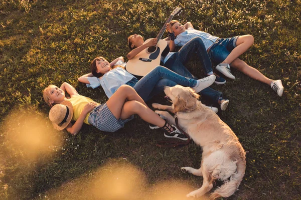 Adolescenti multietnici con chitarra — Foto stock