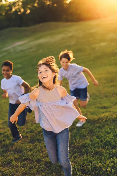 Les adolescents multiethniques qui courent dans le parc — Photo de stock