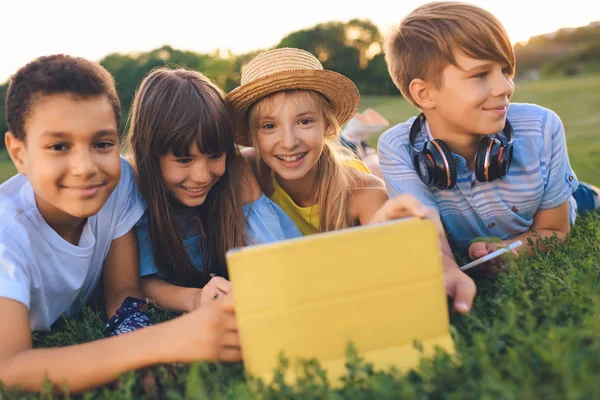 Adolescentes multiétnicos com tablet digital — Fotografia de Stock