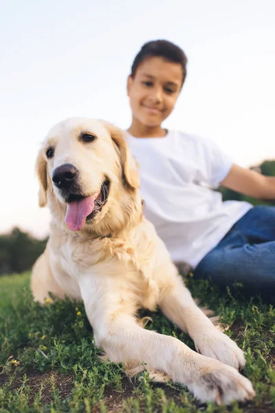 Adolescent afro-américain avec chien — Photo de stock