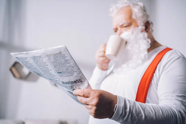 Papá Noel leyendo el periódico — Stock Photo