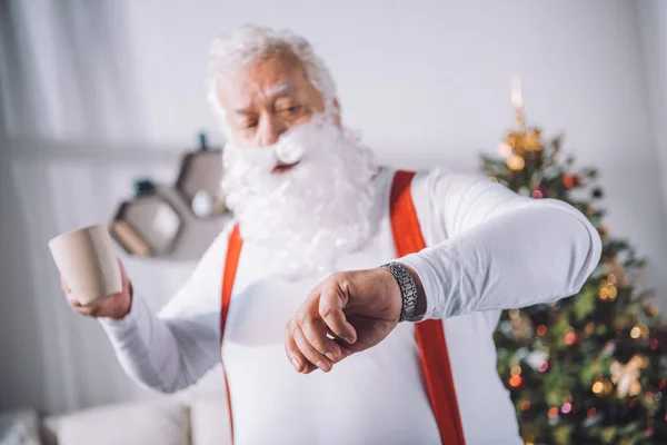 Weihnachtsmann kontrolliert die Uhrzeit — Stockfoto